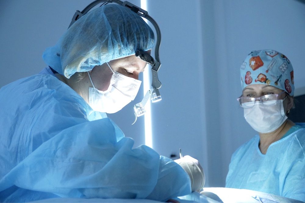 Доктор Казакова во время операции.JPG